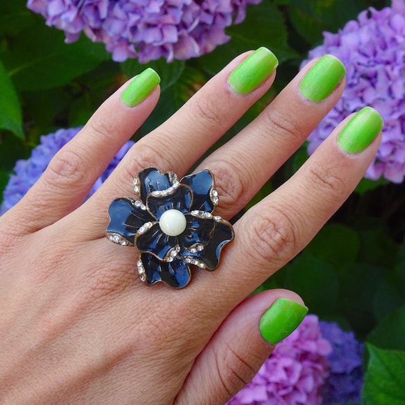 Jewelry - Big Black Flower & Faux Pearl Stretchy Band Floral Spring Fashion Statement Ring